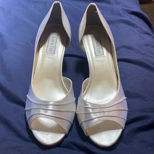 Sz 11W white satin 2 1/2” heel w/ leather soles